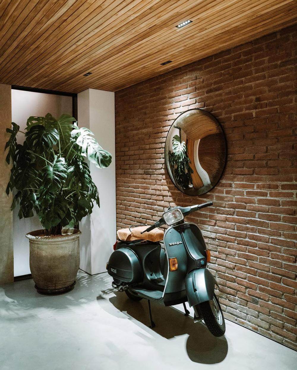Portfolio — entrada con pared de ladrillo