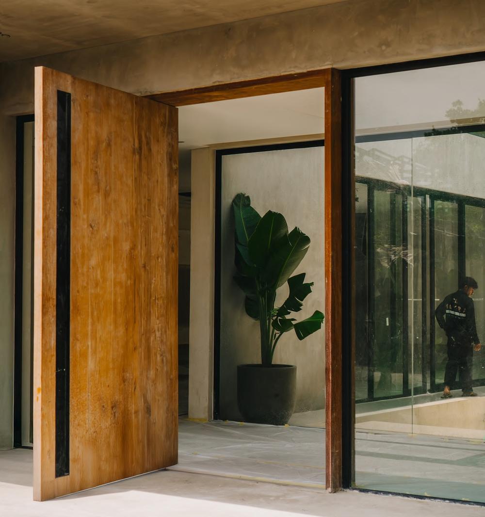 Portfolio — puerta pivotante de teca
