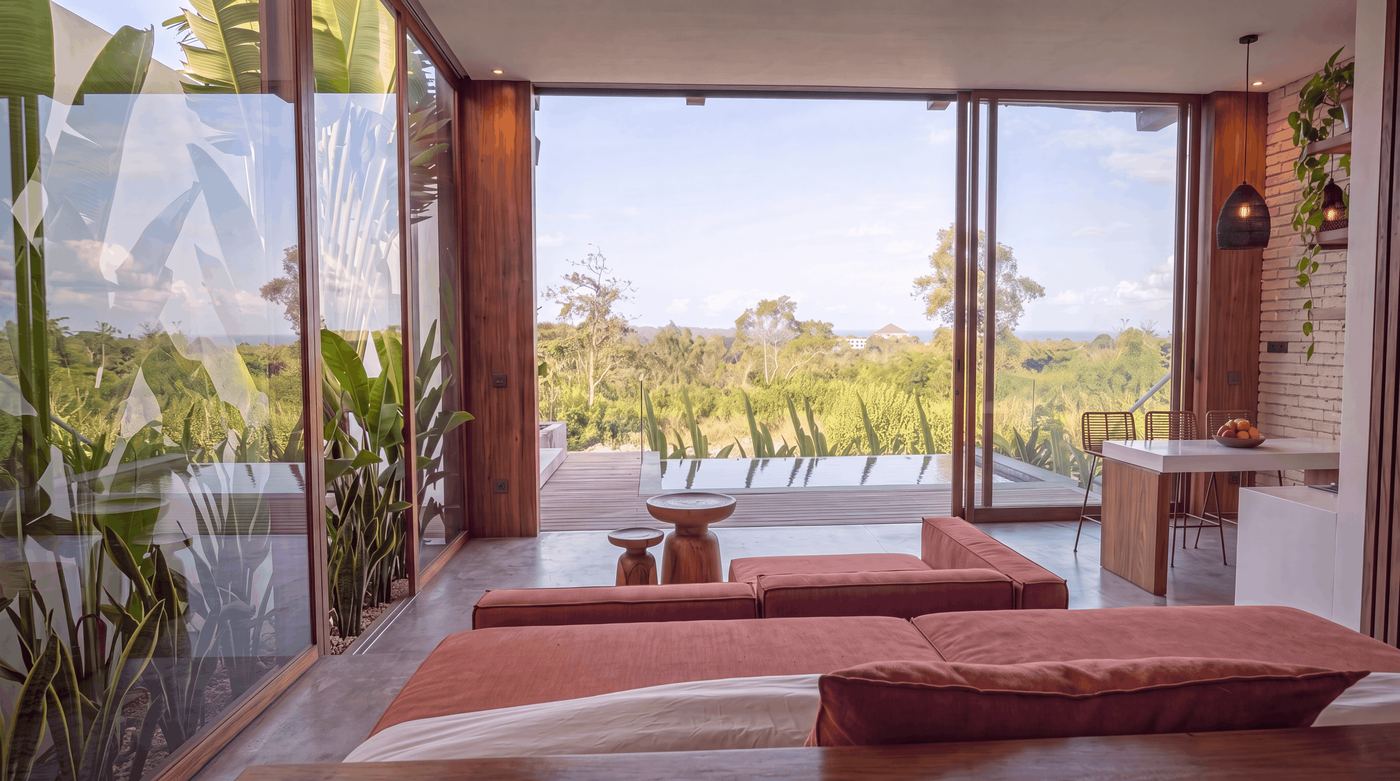 Interior de la villa con vistas a la jungla y al mar